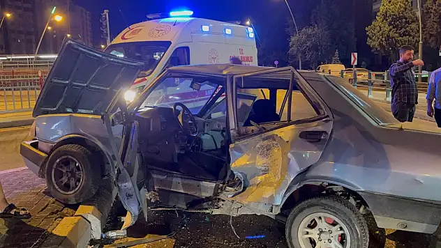 Feci kaza: Otomobil ortadan büküldü