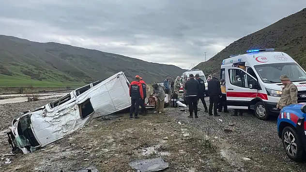 Feci kaza: Yolcu minibüsü dere yatağına devrildi, 16 yaralı
