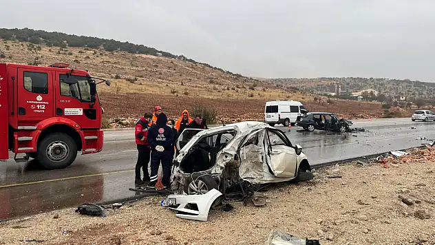 Feci kazada araçlar hurdaya döndü! Doktor öldü, 2 kişi ağır yaralandı
