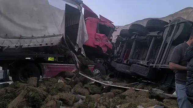 Felaket böyle geldi: TIR'lar çarpıştı! Yaralılar var...