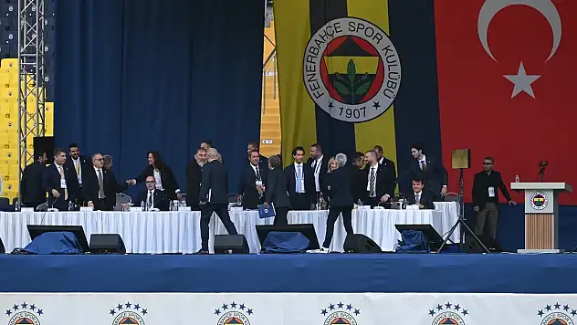 Fenerbahçe'de olağanüstü seçimli genel kurulda gergin anlar! Tribünlerde kavga çıktı