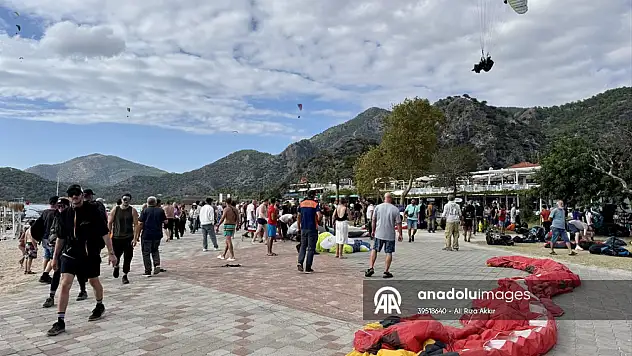 Festivalde iki paraşüt havada çarpıştı: Seyirciler panik içinde kaçıştı!