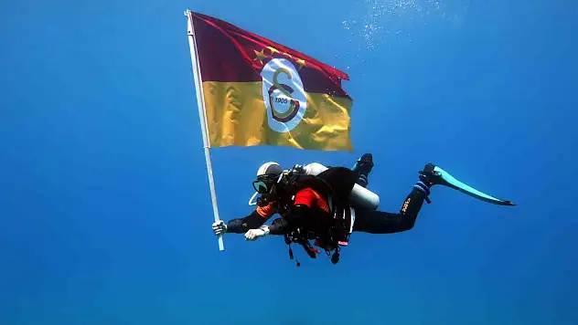 Dalgıçlardan deniz altında Galatasaray'a şampiyonluk kutlaması