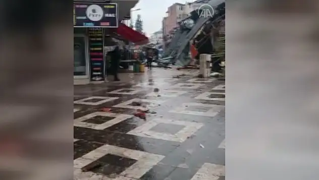 Filistin Caddesi'nde bir bina yıkıldı