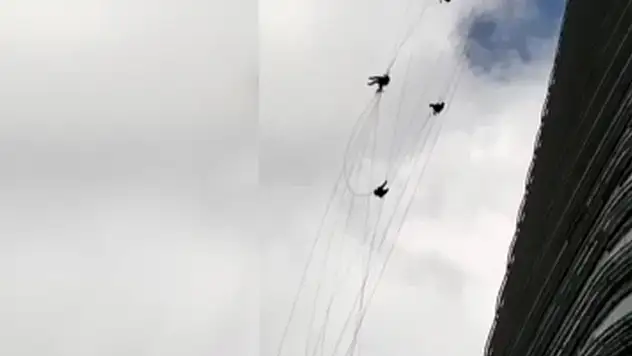 Finans merkezinde korku dolu saatler! Metrelerce yüksekte savruldular