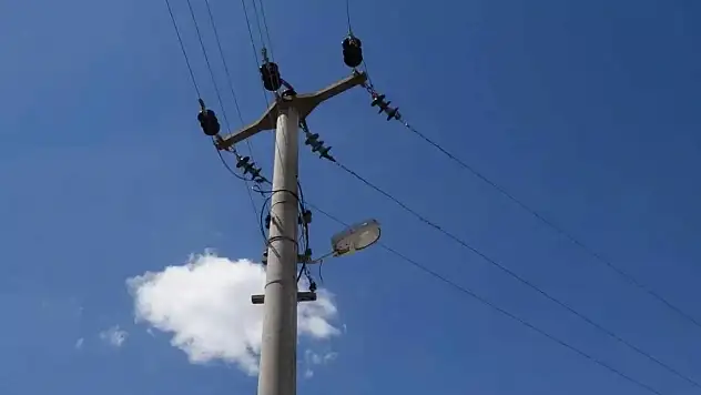 Fırın tamir ederken elektrik akımına kapılıp öldü