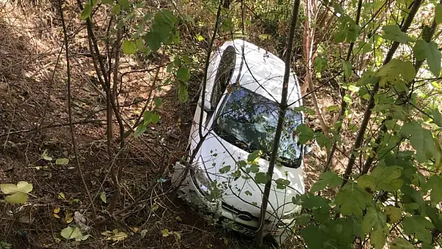 Fren yerine gaza bastı: 15 metre yükseklikten şarampole yuvarlandı