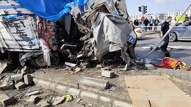 Freni patlayan kamyon araçların arasına daldı! 1 kişi ölü, 3 yaralı