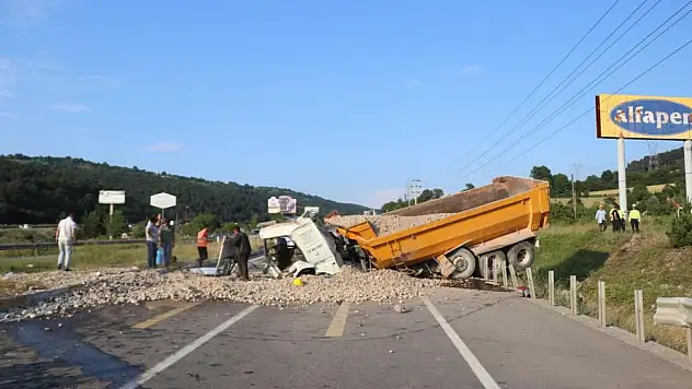 Freni patlayan taş yüklü kamyon dehşet saçtı