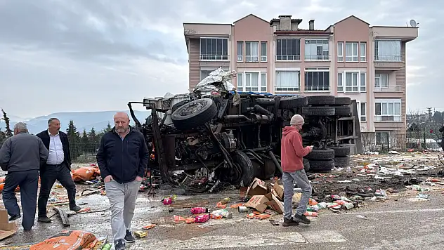 Freni tutmayan kamyon 4 aracı biçti! 10'u Öğrenci 19 kişi Yaralandı