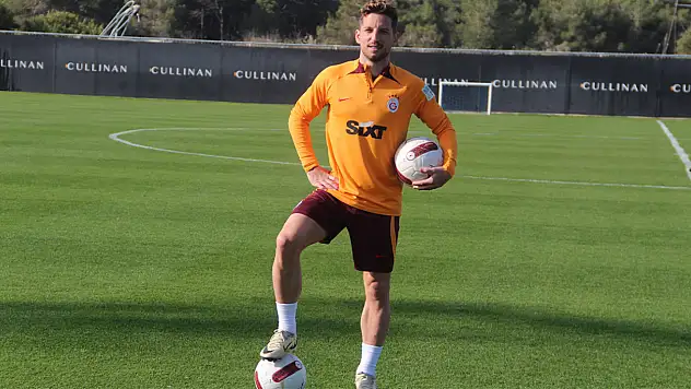 Galatasaray Dries Mertens'in sözleşmesini 1 yıl uzattı