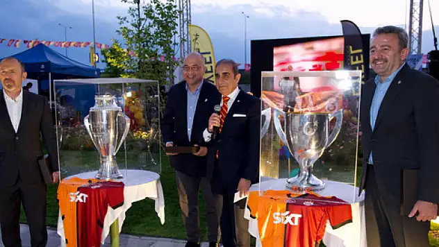Galatasaray'ın şampiyonluk kupası Romanya'daki taraftarlarıyla buluştu