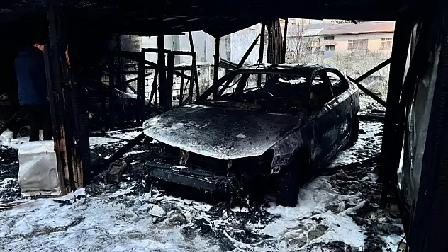 Garajda çıkan yangın korkuttu! 2 araç kül oldu!
