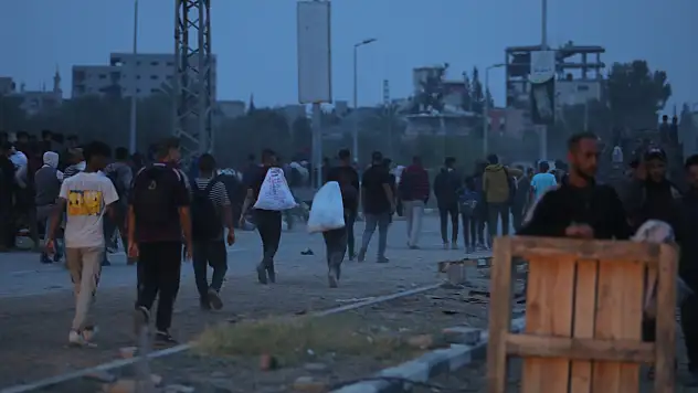 Gazze'de gıda krizi derinleşiyor: Binlerce Filistinli yardım için Netzarim'e akın etti