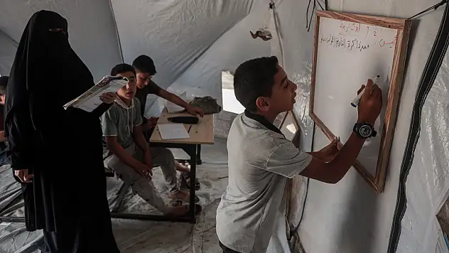 Gazze'de öğrencilere eğitim çadırı kuruldu