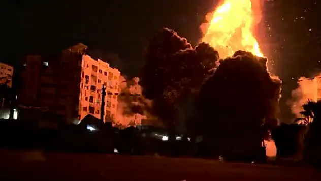 Gazze'de sivillerin sığındığı binaya bombardıman