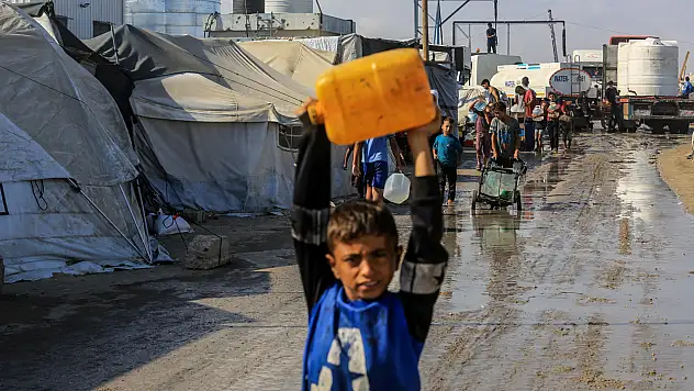 Gazze'de yerinden edilen Filistinliler temiz suya ulaşmakta zorlanıyor