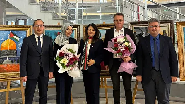 Gazze'den gelen çocukların umut dolu resimleri Konya'da sergilendi