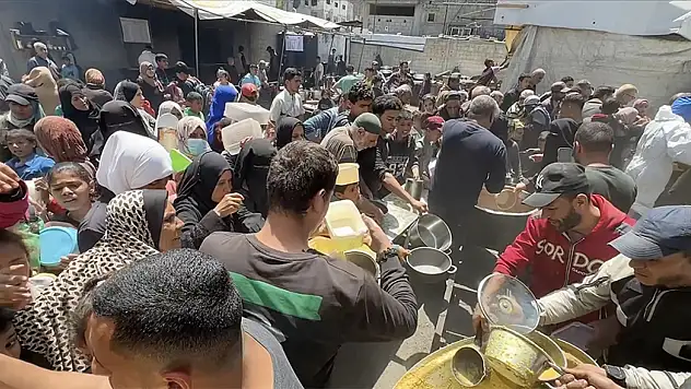 Gazzelilere sıcak yemek dağıtımı yapıldı