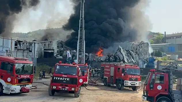 Gebze'de boya fabrikasında yangın!