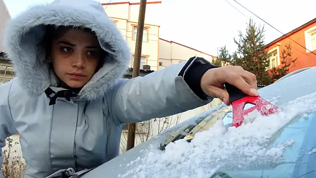 Gece sıcaklıkları eksi 5 dereceye düştü, kırağı etkili oldu!