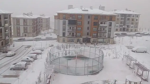 Gece yağan kar yetmedi… Konya Ardıçlı TOKİ'de fırtına hayatı durma noktasına getirdi
