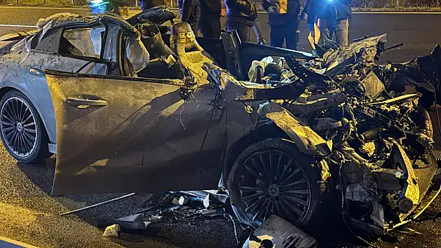 Gece yarısı feci kaza! Otomobil TIR'ın altına girdi, 2 ölü