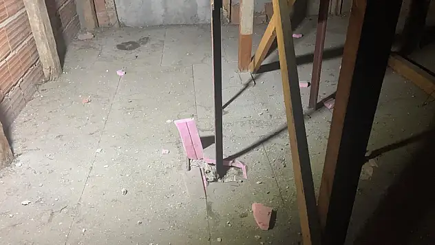 Geceyi bölen gürültü! Yıldırım apartmanın tavanını parçaladı