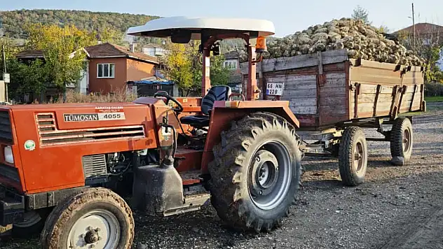 Genç çiftçi ölümden döndü! Pancar yüklü traktör römorku devrildi