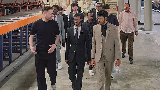 Genç girişimci liderler, fabrikayı gezdi