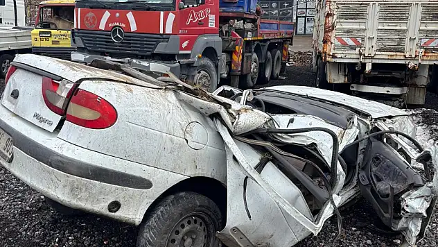 Genç sürücü feci kazada  yaşamını yitirdi