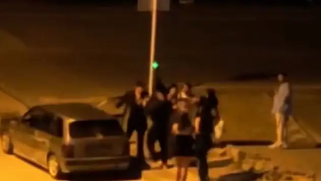 Gençler kavgaya tutuştu: Cadde ringe döndü