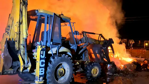 Geri dönüşüm tesisinde kundaklama iddiası: Tonlarca malzeme kül oldu