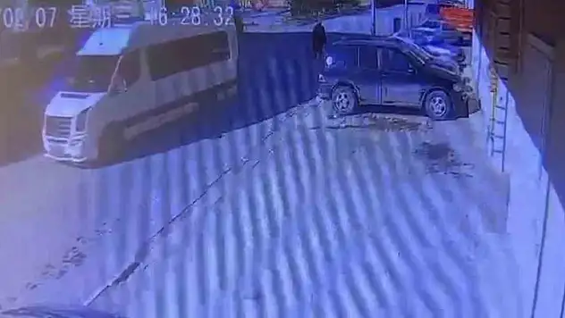 Geri giden minibüs yaşlı adamı ezdi