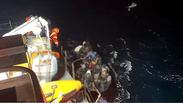 Göçmenleri taşıyan bot battı: 1 ölü, 7 kayıp