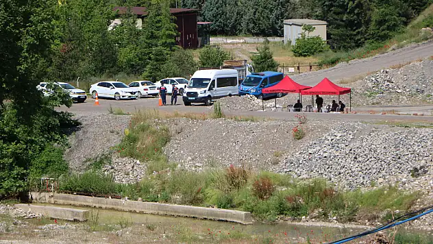 Göçük altındaki umut nöbeti sürüyor