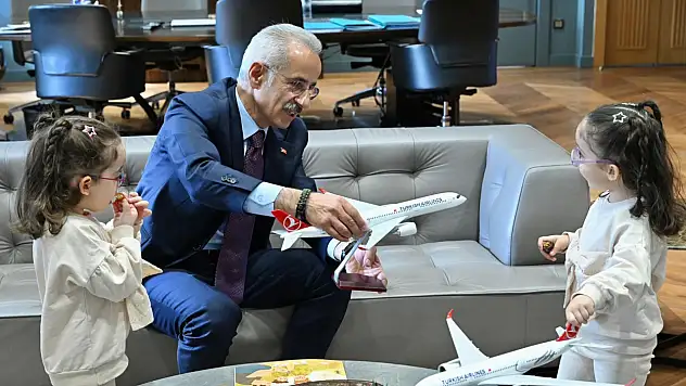 Gökyüzüne aşık ikizler Bakanlıkta! Erva ve Zümra'nın hayali gerçek oldu