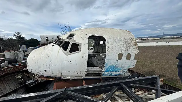 Gökyüzünün devini yerde gören durup bir daha bakıyor: Pilotlar bile merak edip yanına iniyor