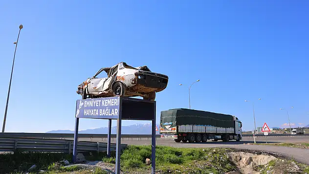 Görenler frene basıyor! Yol kenarında sergilenen en acı ders