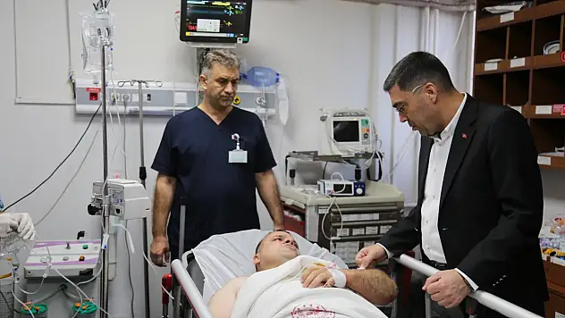 Görev başındaki polis memuru bıçaklı saldırıya uğradı