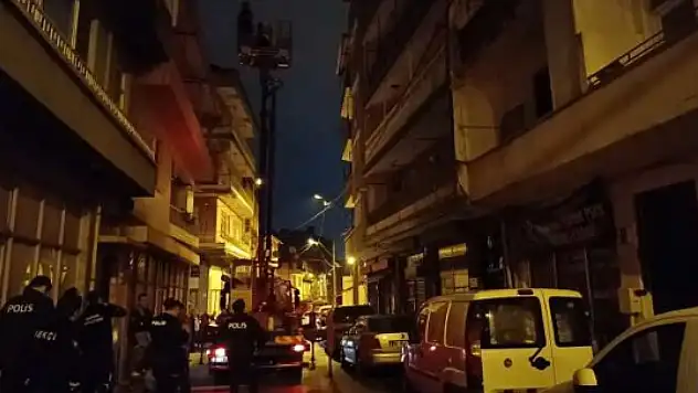 Gözü dönen evlat annesini bıçakla rehin aldı!
