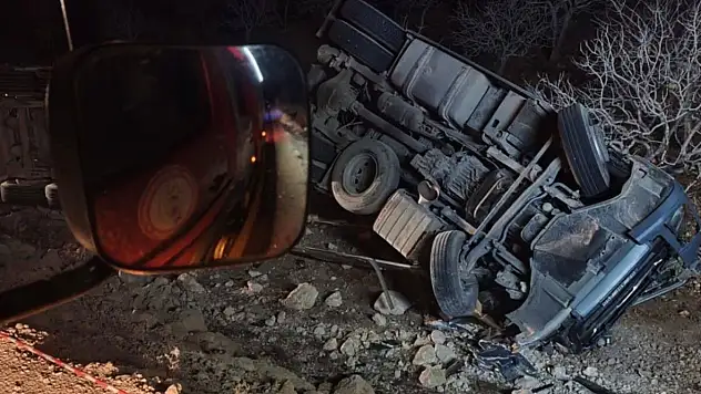 Gübre yüklü TIR şarampole devrildi: Sürücü hayatını kaybetti