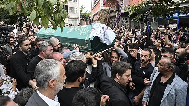 Güllü'nün cenazesinde kahreden detay! Kızı öyle bir şey söyledi ki...