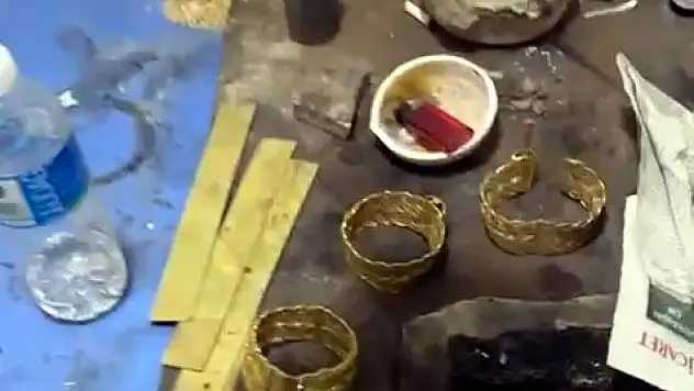 Güzellik merkezi tabelasının altından çıkanlar hayrete düşürdü