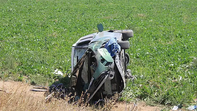 Hafif ticari araç devrildi: 5 kişi yaralandı