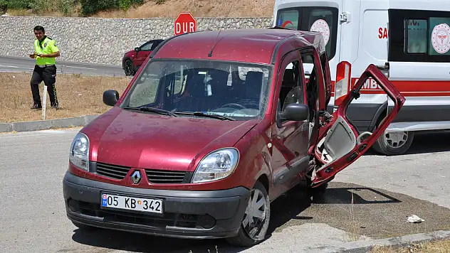 Hafif ticari araç ile otomobil çarpıştı: 10 kişi yaralandı