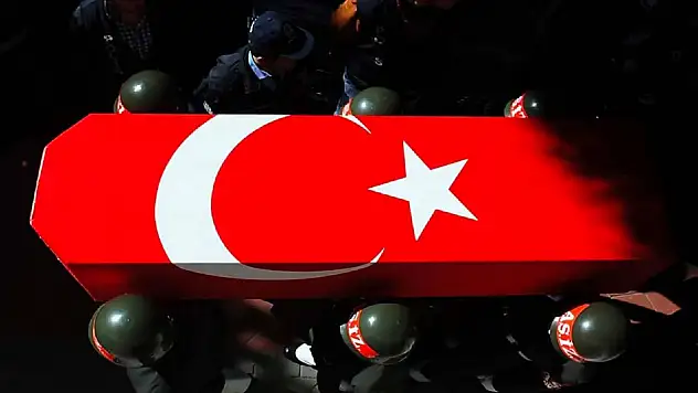 Hafif ticari araç jandarma aracına çarptı: 1 asker şehit oldu