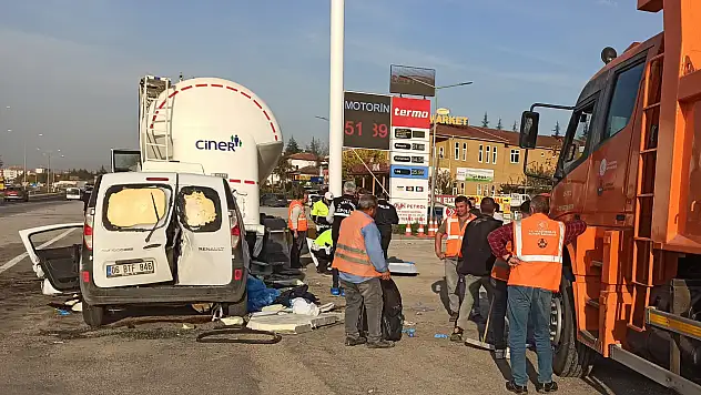 Hafif ticari araç tankere çarptı: 1'i bebek 3 ölü