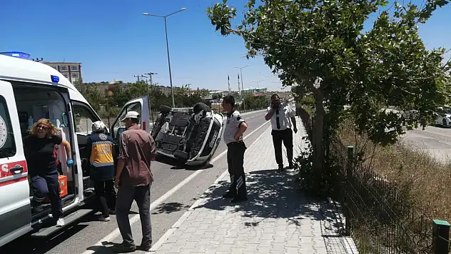 Hafif ticari araç ve otomobil çarpıştı sürücüleri yaralandı