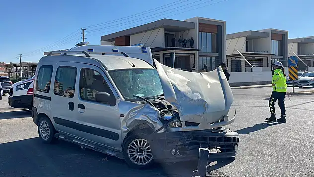 Hafif ticari araçla cip çarpıştı! 3 yaralı